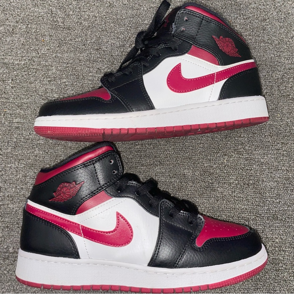 NIKE JORDAN 1 RETRO MID 🖤❤️ FINAL PRICE ✨